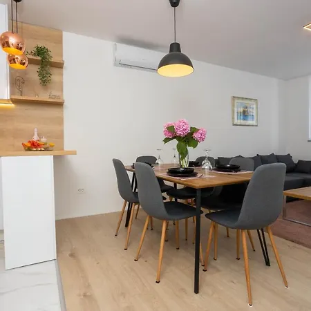 Miranda's Place * Split